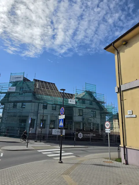 Stogo atnaujinimo darbai miesto gatvės pastate
