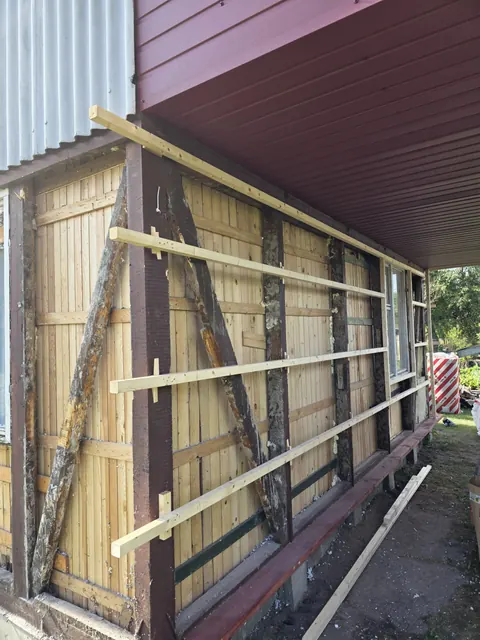 Fasado konstrukcija ir grebėstai po stogo iškyša