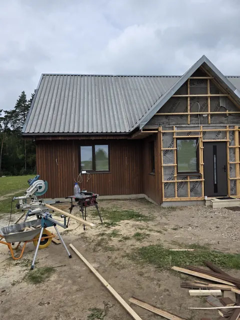 Montuojama ruda fasado apdaila aplink įėjimą