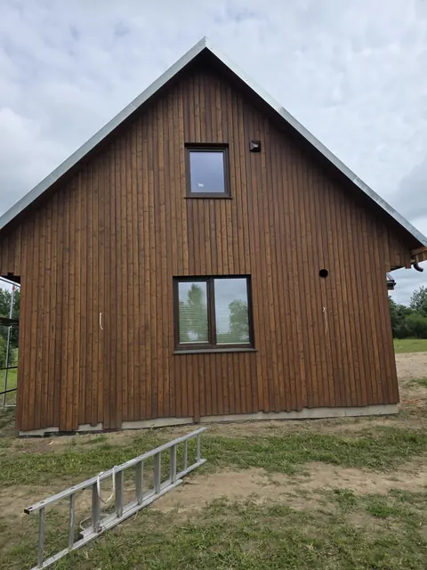 Ruda vertikali apdaila užbaigtas namo galas