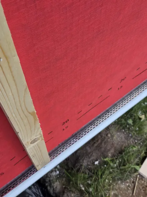 Apsauginės plėvelės ir apatinio fasado krašto detalė
