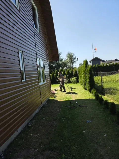 Atnaujintas šoninis namo fasadas palei kiemą