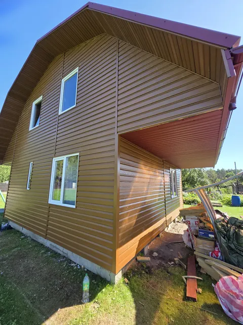 Atnaujintas mansardinio namo galas su stogo iškyša