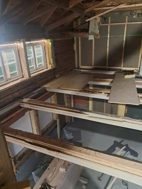 Perdangos atnaujinimo darbai prie langų