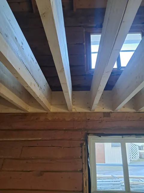 Naujų medinių sijų atrėmimas virš lango
