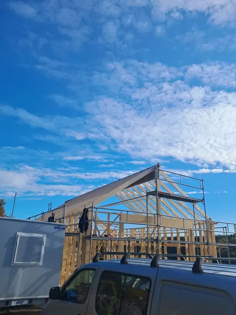 Karkasinio garažo sienos ir stogo konstrukcijos