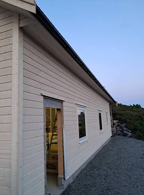 Garažo sienos apdaila, langai ir stogo kraštas