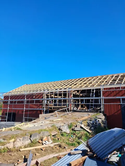 Atnaujinama ilgo ūkinio pastato stogo konstrukcija
