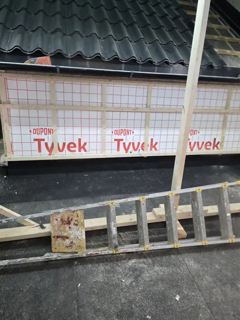 Fasado apsauginės plėvelės ir apatinio krašto detalė